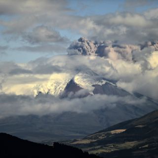 Presidente ecuatoriano visita zonas afectadas por volcán Cotopaxi