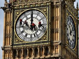 Los relojeros tuvieron que ir cada día, en vez de tres veces por semana, hasta ponerlo en hora. AFP / ARCHIVO