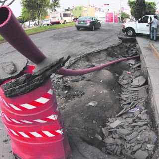 Desatienden bache en la calle Mariano de la Bárcena