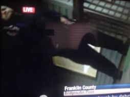 En la grabación, cuando el camarógrafo cae al piso, pueden verse las piernas del agresor. YOUTUBE / JammyCreamer