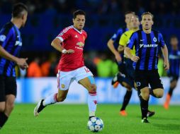 El 'Chicharito' sufrió un resbalón al intentar cobrar una pena máxima al minuto 81. AFP / E. Dunand