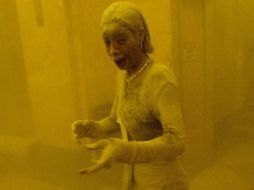 En la imagen, Borders aparece cubierta por una espesa capa de ceniza, por lo que se le apodó 'The Dust Lady'. AFP /