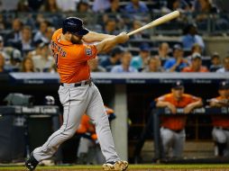 Evan Gattis conecta sólido la bola para conseguir su segundo jonrón durante el partido de ayer. AFP / A. Bello