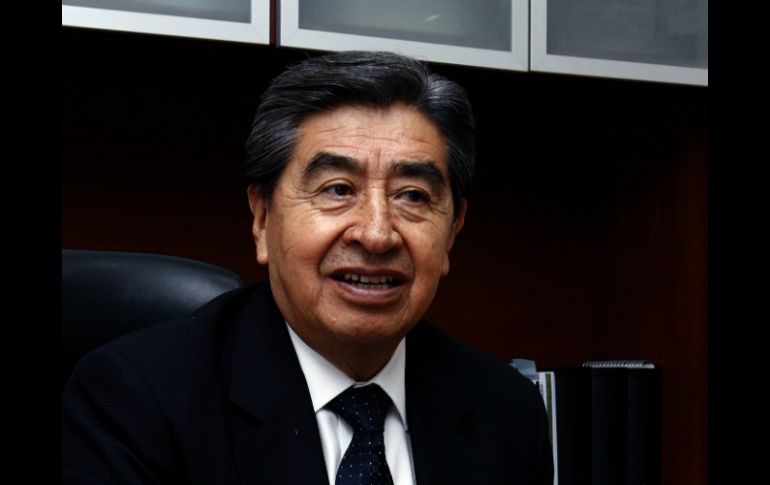 Luis Rivera Montes de Oca examina la orientación que brinda la SFP, encargada de vigilar el proceso emitido por la STPS. NTX / ARCHIVO