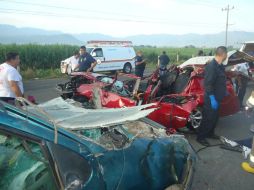 En el choque participaron un automóvil Nissan Versa tinto, placas JLY-9471 y una camioneta Ford Windstar verde, placas JGG-8273. ESPECIAL /