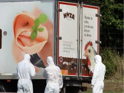 La policía exhortó a la prensa a alejarse del vehículo, un camión blanco refrigerado con imágenes de alimentos en él. AP / R. Zak