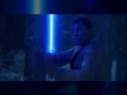 Finn activa su sable láser con el diseño original de las películas anteriores. INSTAGRAM / Star Wars