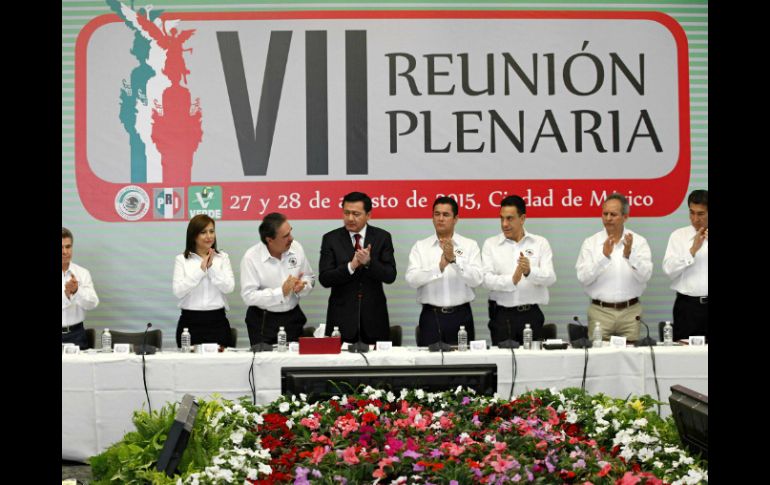 Miguel Ángel Osorio Chong, junto a senadores del PRI y PVEM de la 63 Legislatura. NTX / J. Lira