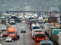 Los camioneros llegaron desde la Araucania hasta el palacio presidencial, pero las autoridades les negaron el acceso. EFE / E. González