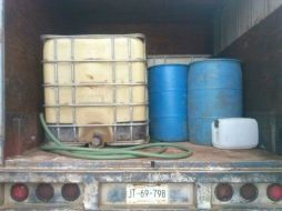 En la camioneta había tres cisternas de plástico y dos tambos. ESPECIAL / Fiscalía