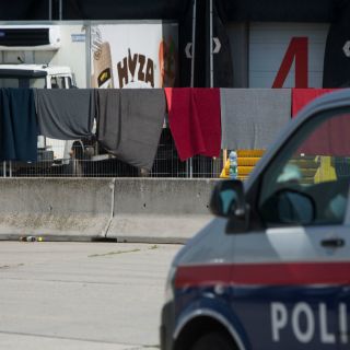 Policía confirma 71 muertes en camión abandonado en Austria