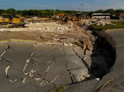 Especialistas y operadores trabajan en la rehabilitación del tramo carretero. NTX / F. Gálvez