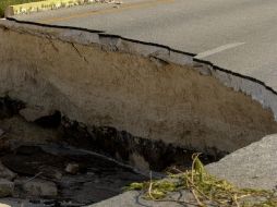 El socavón provocó afectaciones en la circulación rumbo al aeropuerto. NTX / F. Gálvez
