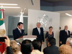 El secretario Miguel Ángel Osorio Chong hace un reconocimiento al trabajo que ha realizado Luis Antonio Godina. TWITTER / @ISSSTE_mx