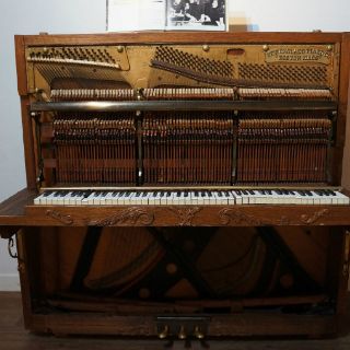 Exhiben por primera vez el último piano que tocó John Lennon