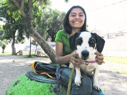DUEÑA RESPONSABLE. Marisol Alvarado sostiene a 'Camila', de tres años, una de sus tres perritas que ya fue esterilizada. EL INFORMADOR / E. Barrera