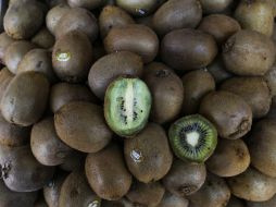 Las frutas cítricas como el kiwi ayuda a elimar grasas siempre y cuando se lleve una alimentación adecuada. EL INFORMADOR / ARCHIVO