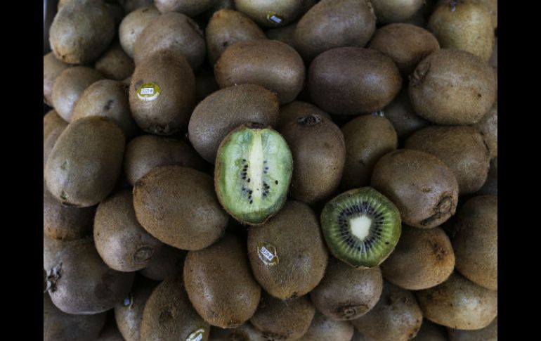 Las frutas cítricas como el kiwi ayuda a elimar grasas siempre y cuando se lleve una alimentación adecuada. EL INFORMADOR / ARCHIVO