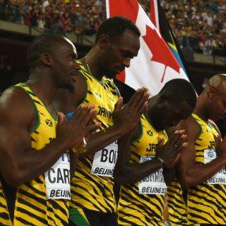 Bolt agradece a sus compañeros por oro en relevo 4x100