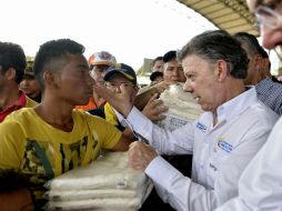 Juan Manuel Santos (d) durante una visita a algunos albergues donde se alojan deportados por las autoridades venezolanas. EFE / Presidencia de Colombia
