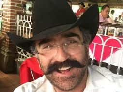 El hijo de Vicente Fernández sube a su cuenta de instagram una foto con un mensaje romántico. INSTAGRAM / @vicentefdzjr