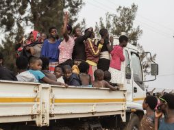 Cada año miles de jóvenes se trasladan de esta forma para acudir al evento de la familia real. AFP / G. Guercia