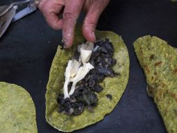 Quesadilla de cuitlacoche. Muy tradicional en la capital del país. EFE / ARCHIVO