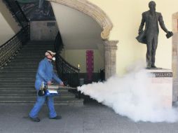El edificio del Poder Judicial, en el Centro tapatío, fue uno de los que recibió nebulización para matar zancudos. EL INFORMADOR / A. Camacho