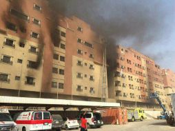 Bomberos de la empresa petrolera Saudi Aramco están trabajando en la extinción del fuego. AP /