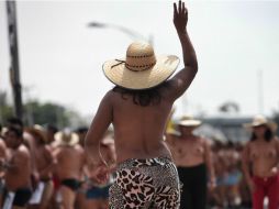 Los manifestantes ejecutan bailes jarochos, típicos de su región, con una alegría que tiene más de carnaval que de protesta. EFE / S. Gutiérrez