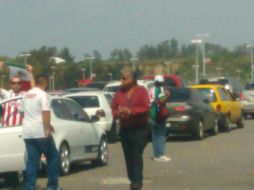 Los revendedores, con boleto en mano, se acercaban a cuanto carro iba llegando. EL INFORMADOR / A. Ramírez