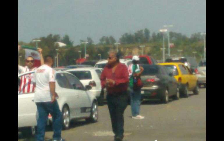 Los revendedores, con boleto en mano, se acercaban a cuanto carro iba llegando. EL INFORMADOR / A. Ramírez