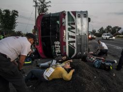 Participantes en el simulacro de ayer son 'atendidos' por el personal médico. Con este ensayo pretenden mejorar el tiempo de respuesta. EL INFORMADOR / R. Tamayo