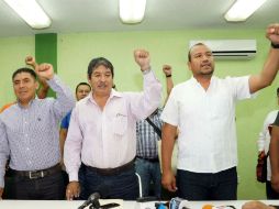 Rubén Núñez (centro) continuará como secretario general de la Sección 22 de la CNTE, sin embargo, ya no tendrá margen de acción. SUN /