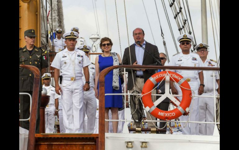 La embajadora de México Roberta Lajous y el dirigente de la región de Murcia, Antonio Sánchez, recibieron el buque. EFE / M. Guillén