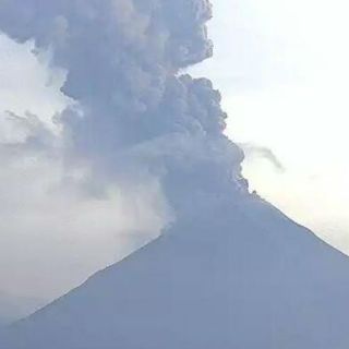 Volcán El Colima amanece con gran exhalación