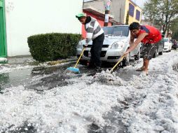 Vecinos colaboraron tratando de despejar el camino, debido a la cantidad de hielo que cubría algunas calles. NTX / ARCHIVO