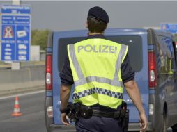 Como parte de los nuevos controles de seguridad la policía detiene camiones, furgonetas y coches que cruzan la frontera. AP / H. Punz