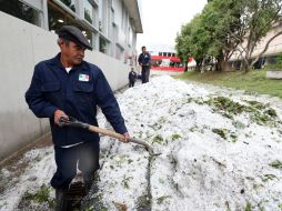 Evalúan la posibilidad de obtener apoyos para los comerciantes que perdieron sus mercancías al ser arrastradas por el agua. NTX / ARCHIVO