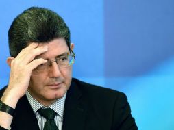 El ministro de Hacienda, Joaquim Levy, anuncia el cambio de plazos para cumplir la meta de cerrar con un superávit de 1.2 por ciento. AFP / E. Sa