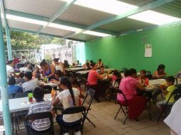 Alan y un grupo de amigos operan comedores comunitarios móviles en la Colonia Ferrocarril y en San Esteban. ESPECIAL /