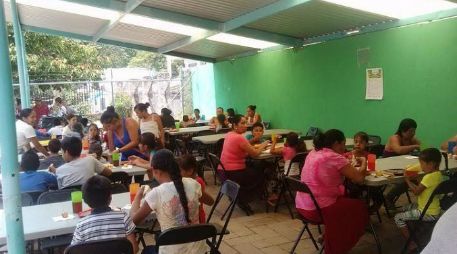 Alan y un grupo de amigos operan comedores comunitarios móviles en la Colonia Ferrocarril y en San Esteban. ESPECIAL /