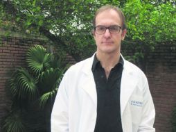 José Ignacio Martínez es uno de los ocho médicos capacitados en la técnica que ejercen en México. ESPECIAL /