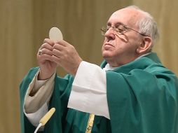 El papa Francisco celebra una misa en el hotel de Santa Marta, en el Vaticano. AP / L'Osservatore Romano