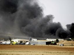 Los servicios de seguridad y emergencia continúan con la búsqueda de restos en el área siniestrada para integrarlos a la investigación. EFE / T. Galán