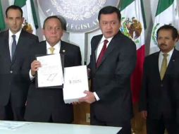La entrega-recepción del documento se lleva a cabo en el Salón de Protocolo del Palacio Legislativo de San Lázaro. TWITTER / @PresidenciaMX