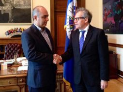 Luis Almagro (d) recibe en la sede la OEA en Washington, al alcalde de Cúcuta, Donamaris Ramírez Lobo (i). TWITTER / @Almagro_OEA2015