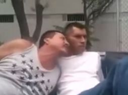 Los elementos grabaron a los detenidos y subieron el video a las redes sociales. YOUTUBE / liadiz1