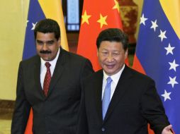 Maduro (i) inició el fin de semana una gira por Vietnam y China para buscar acuerdos que ayuden a la economía de Venezuela. EFE / P. Song