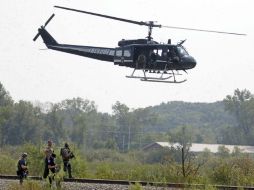 La policía estableció un perímetro y se desplegaron varios helicópteros, así como decenas de agentes para buscar a los sospechosos. AP / B. Hill / Daily Herald